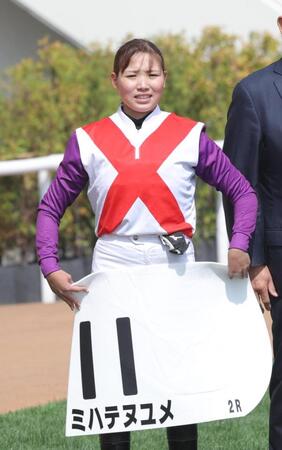 札幌２Ｒをミハテヌユメで制した小林美駒騎手（撮影・佐々木彰尚）