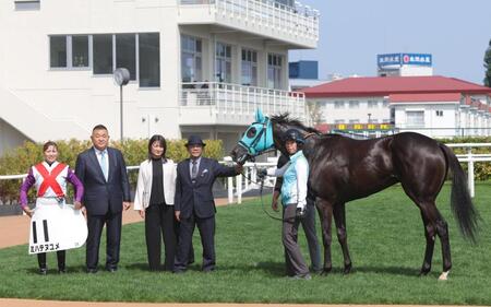 札幌２Ｒをミハテヌユメで制した小林美駒騎手（左）＝札幌（撮影・佐々木彰尚）