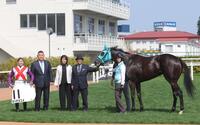 札幌２Ｒをミハテヌユメで制した小林美駒騎手（左）＝札幌（撮影・佐々木彰尚）