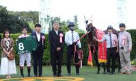 京成杯オータムＨを勝利したピコローズと三浦（左から２人目）。右端は伊藤大調教師