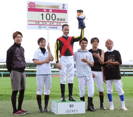 ヴェトロテンペスタで勝利しＪＲＡ年間１００勝を達成したルメール（左から３人目）