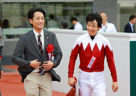 セントウルＳを制し、笑顔を見せる西園翔太師（左）と松山弘平＝阪神競馬場（撮影・石湯恒介）