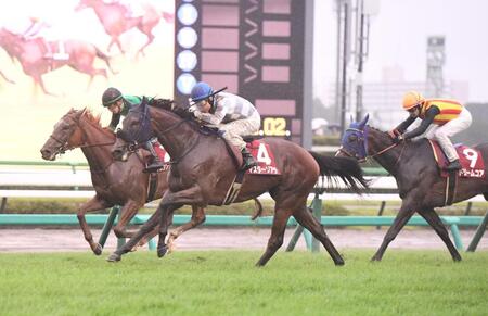 紫苑ステークスを制したマスターソアラ（中央）＝撮影・園田高夫