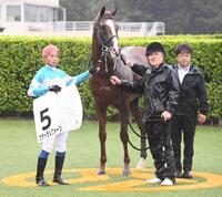 ７Ｒ・３歳未勝利を制したカテドラルクォーツと岩田康誠騎手（左）、菊沢隆徳調教師（右）＝中山競馬場（撮影・園田高夫）