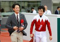 セントウルＳを制し、笑顔を見せる西園翔太師（左）と松山弘平＝阪神競馬場（撮影・石湯恒介）