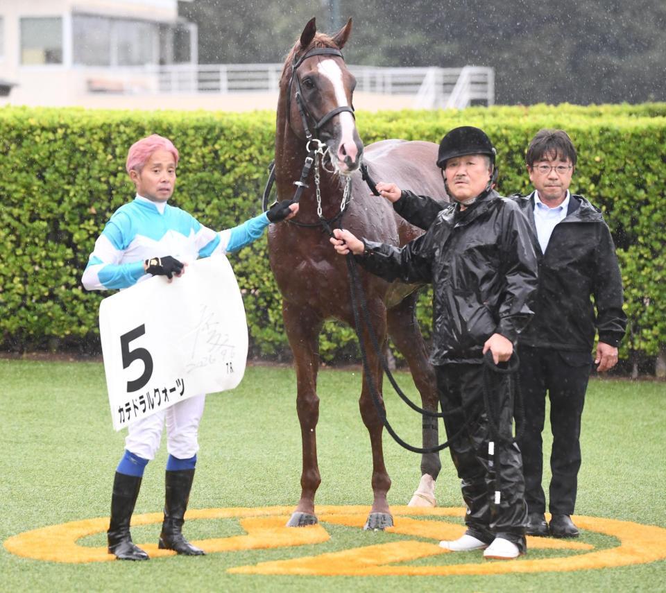 ７Ｒ・３歳未勝利を制したカテドラルクォーツと岩田康誠騎手（左）、菊沢隆徳調教師（右）＝中山競馬場（撮影・園田高夫）