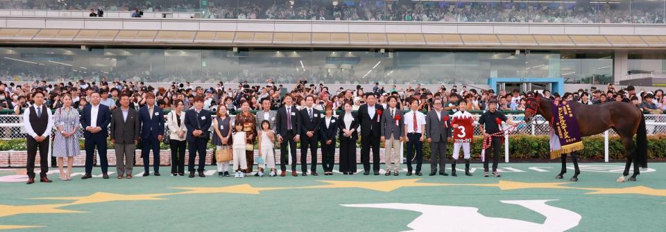 セントウルＳを制したフリッカージャブと関係者ら（撮影・石湯恒介）
