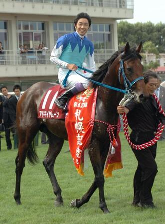 札幌記念を制したアドマイヤムーンと鞍上の武豊＝札幌競馬場、２００６年８月２０日