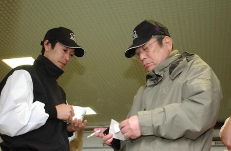 アドマイヤムーンについて話し込む武豊（左）と近藤利一オーナー＝栗東トレセン、２００６年４月