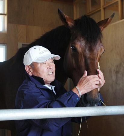秋の天皇賞を狙うアドマイヤムーンと松田博師＝栗東トレセン、２００７年１０月