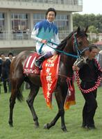 札幌記念を制したアドマイヤムーンと鞍上の武豊＝札幌競馬場、２００６年８月２０日