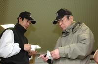 アドマイヤムーンについて話し込む武豊（左）と近藤利一オーナー＝栗東トレセン、２００６年４月