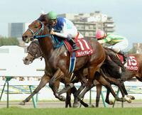 札幌記念を接戦で制したアドマイヤムーン＝札幌競馬場、２００６年８月