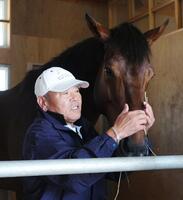 秋の天皇賞を狙うアドマイヤムーンと松田博師＝栗東トレセン、２００７年１０月