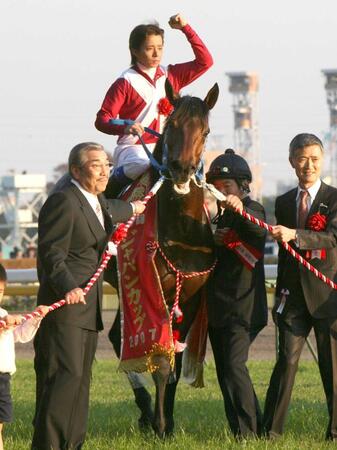 　ジャパンＣを制したアドマイヤムーンと岩田康＝２００７年