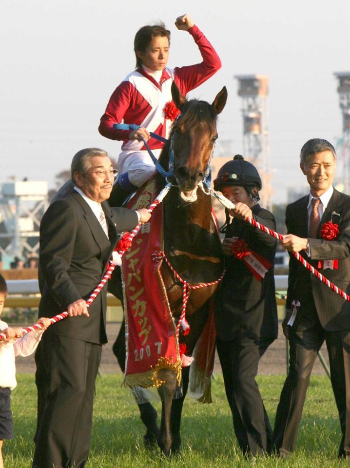 　ジャパンＣを制したアドマイヤムーンと岩田康＝２００７年