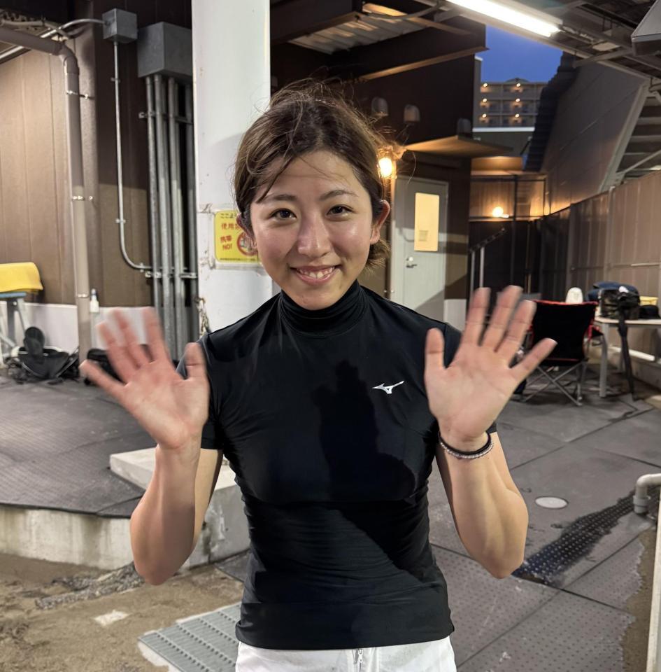 川崎競馬場初騎乗初勝利を果たして笑顔を見せる今村聖奈