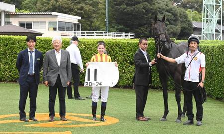２歳新馬戦を制したスローブギとミカエル・ミシェル騎手（中央）＝撮影・園田高夫