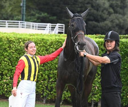 ６Ｒ・３歳未勝利を制したオートカリテをなでるミカエル・ミシェル騎手（左）＝撮影・園田高夫
