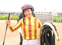 ２歳新馬戦、スローブギを勝利に導き喜ぶミカエル・ミシェル騎手（撮影・園田高夫）