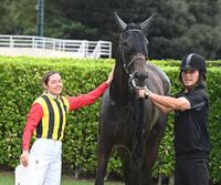 ６Ｒ・３歳未勝利を制したオートカリテをなでるミカエル・ミシェル騎手（左）＝撮影・園田高夫