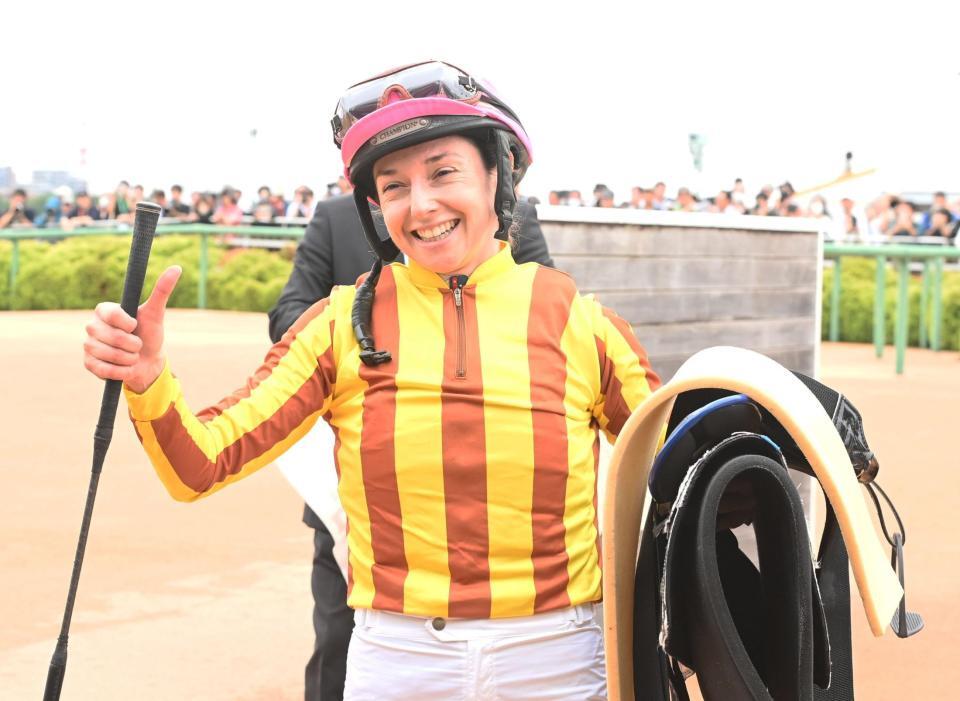 ２歳新馬戦、スローブギを勝利に導き喜ぶミカエル・ミシェル騎手（撮影・園田高夫）