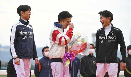 武豊騎手（左）と柴田善臣騎手（右）から「順番が違うぞ？」と言われ戸惑う福永祐一騎手＝２０２３年２月