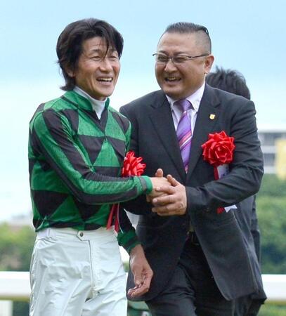 ジャスタウェイで安田記念を制し握手する柴田善（左）と須貝師＝２０１４年６月８日