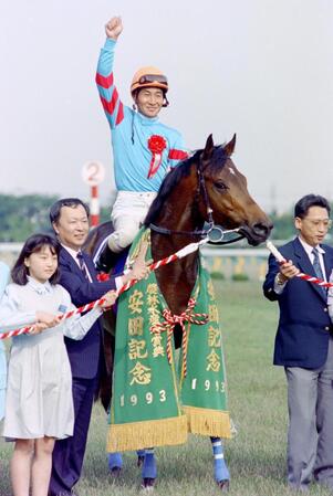 ヤマニンゼファーで安田記念を制し、Ｇ１初勝利を飾った柴田善＝１９９３年５月１６日
