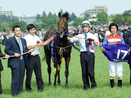 宝塚記念を制したナカヤマフェスタと柴田善臣（右端）、関係者ら＝２０１０年６月２７日