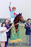 ヤマニンゼファーで安田記念を制し、Ｇ１初勝利を飾った柴田善＝１９９３年５月１６日