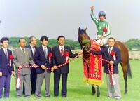 第１回ＮＨＫマイルＣを制したタイキフォーチュンと柴田善臣＝１９９６年５月１２日