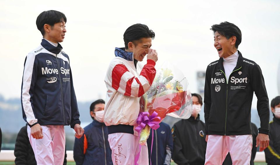 武豊騎手（左）と柴田善臣騎手（右）から「順番が違うぞ？」と言われ戸惑う福永祐一騎手＝２０２３年２月