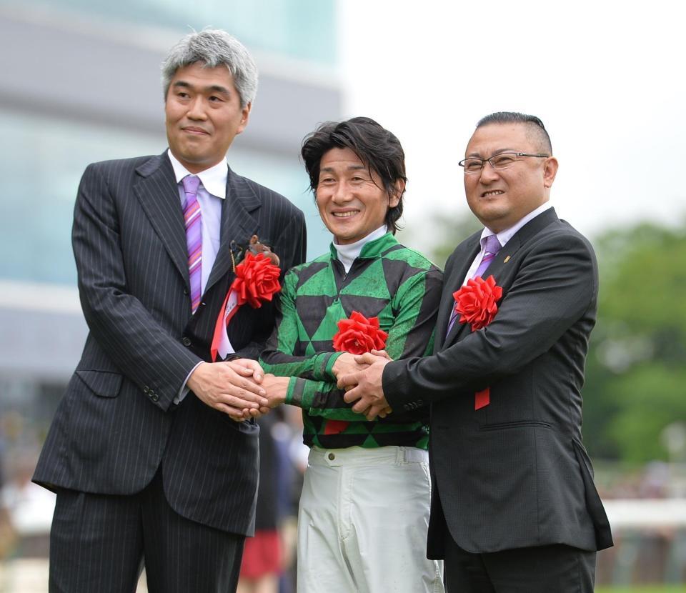 ジャスタウェイで安田記念を制し握手する（左から）大和屋オーナー、柴田善、須貝師＝２０１４年６月８日