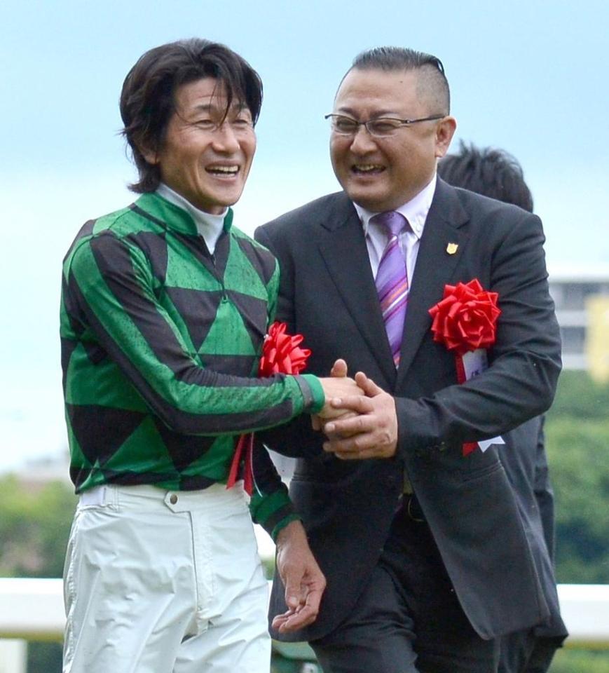 ジャスタウェイで安田記念を制し握手する柴田善（左）と須貝師＝２０１４年６月８日