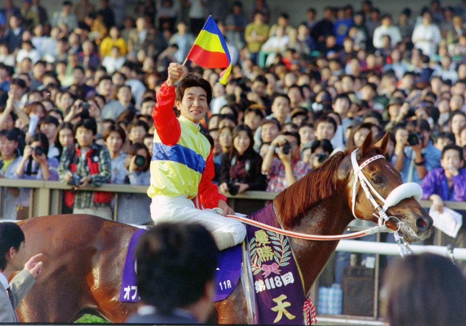 オフサイドトラップで天皇賞・秋を制し、歓声に応える柴田善＝１９９８年１１月１日