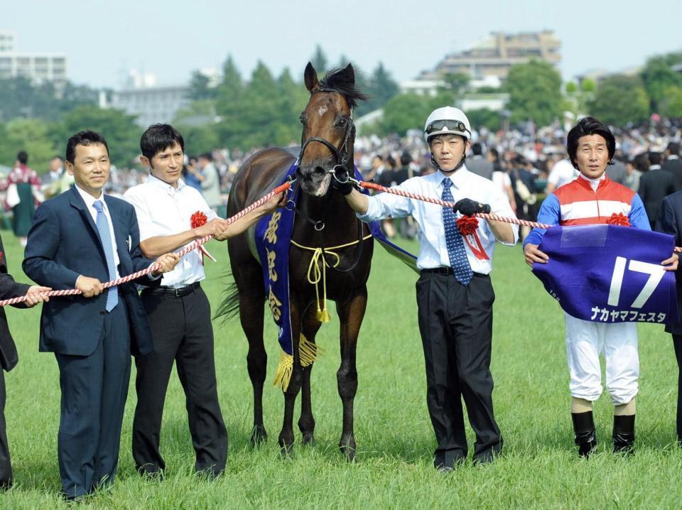 宝塚記念を制したナカヤマフェスタと柴田善臣（右端）、関係者ら＝２０１０年６月２７日