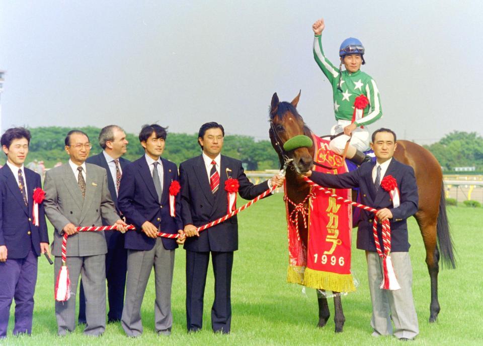第１回ＮＨＫマイルＣを制したタイキフォーチュンと柴田善臣＝１９９６年５月１２日