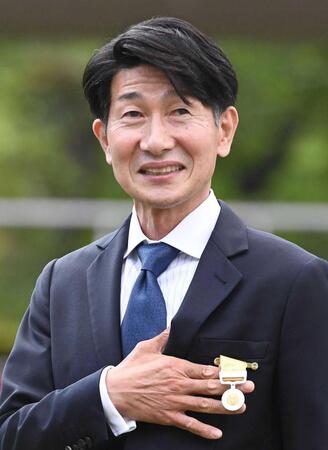 黄綬褒章を披露する柴田善＝２２年５月