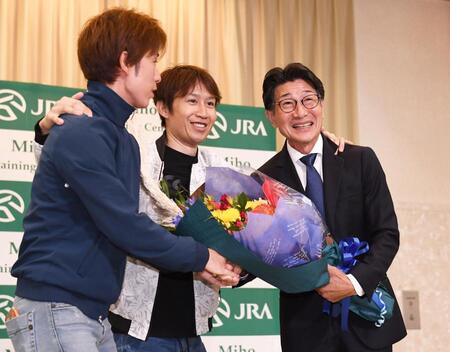 （左から）丸山元気騎手、田辺裕信騎手から花束を渡され笑顔を見せる柴田善臣騎手（撮影・園田高夫）