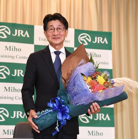 花束を手に笑顔を見せる柴田善臣騎手（撮影・園田高夫）