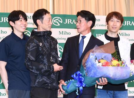 競馬学校の武士沢友治教官らと談笑する柴田善臣騎手（左から３人目）＝撮影・園田高夫