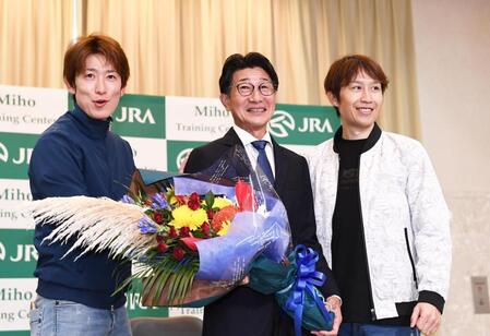 丸山元気騎手（左）、田辺裕信騎手（右）から花束を渡され笑顔を見せる柴田善臣騎手（撮影・園田高夫）