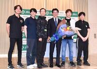 記念写真に収まる（左から）杉原誠人騎手、嶋田純次騎手、競馬学校の武士沢友治教官、柴田善臣騎手、田辺裕信騎手、菅原隆一騎手（撮影・園田高夫）