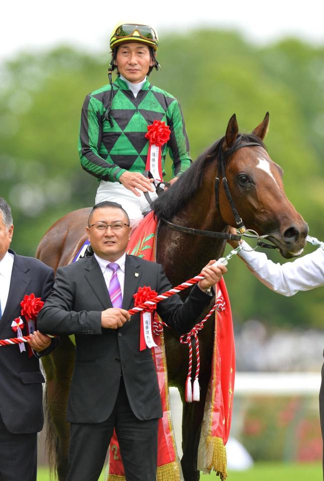 １４年６月　競馬学校同期の須貝師（手前）と共にジャスタウェイで安田記念を制した柴田善
