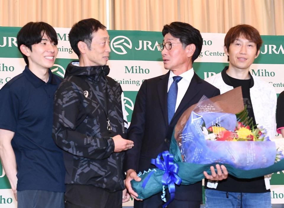 競馬学校の武士沢友治教官らと談笑する柴田善臣騎手（左から３人目）＝撮影・園田高夫