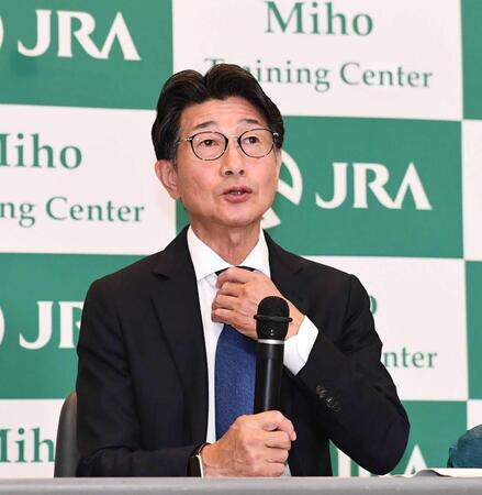 　引退会見を行った柴田善