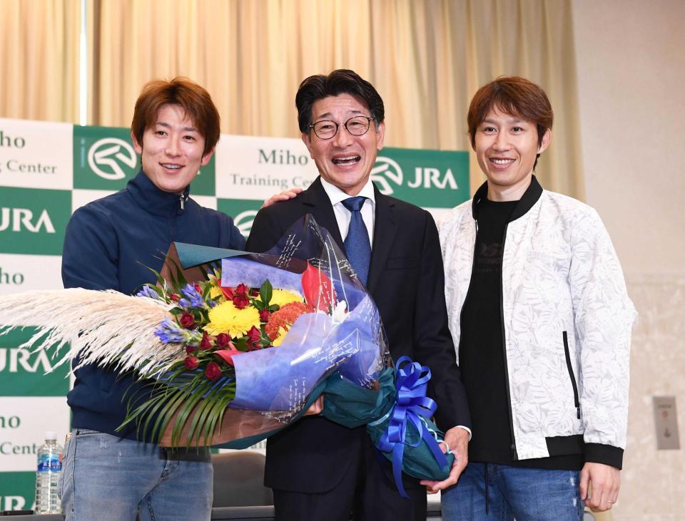 　丸山（左）、田辺（右）から花束を贈られ笑顔の柴田善（撮影・園田高夫）