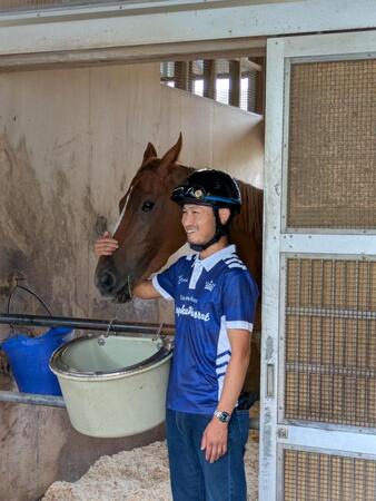 馬房でリラックスするジュウリョクピエロと佐々木助手