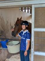 馬房でリラックスするジュウリョクピエロと佐々木助手